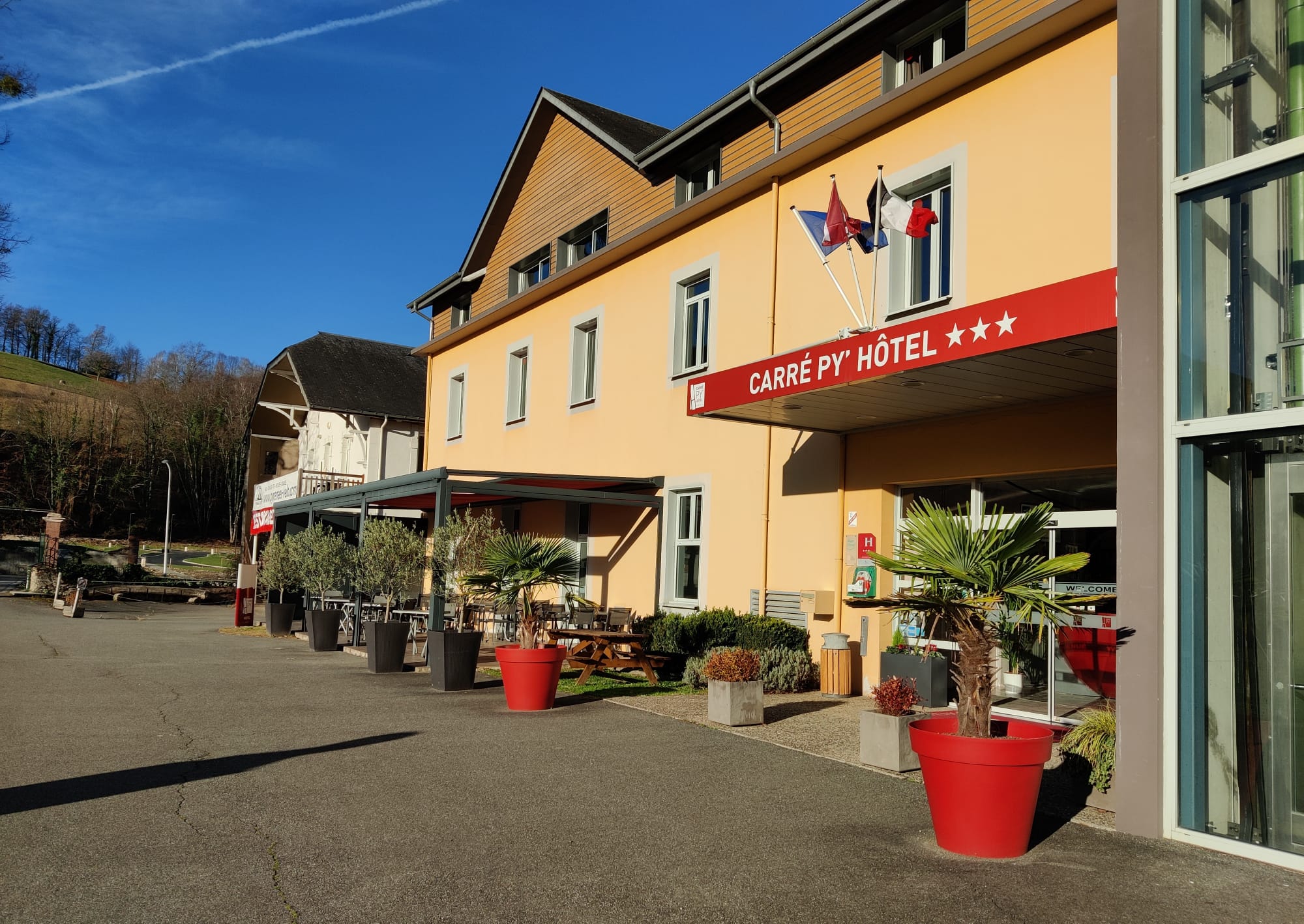 Façade Carré Py' Hôtel *** Bagnères de Bigorre Pyrénées 